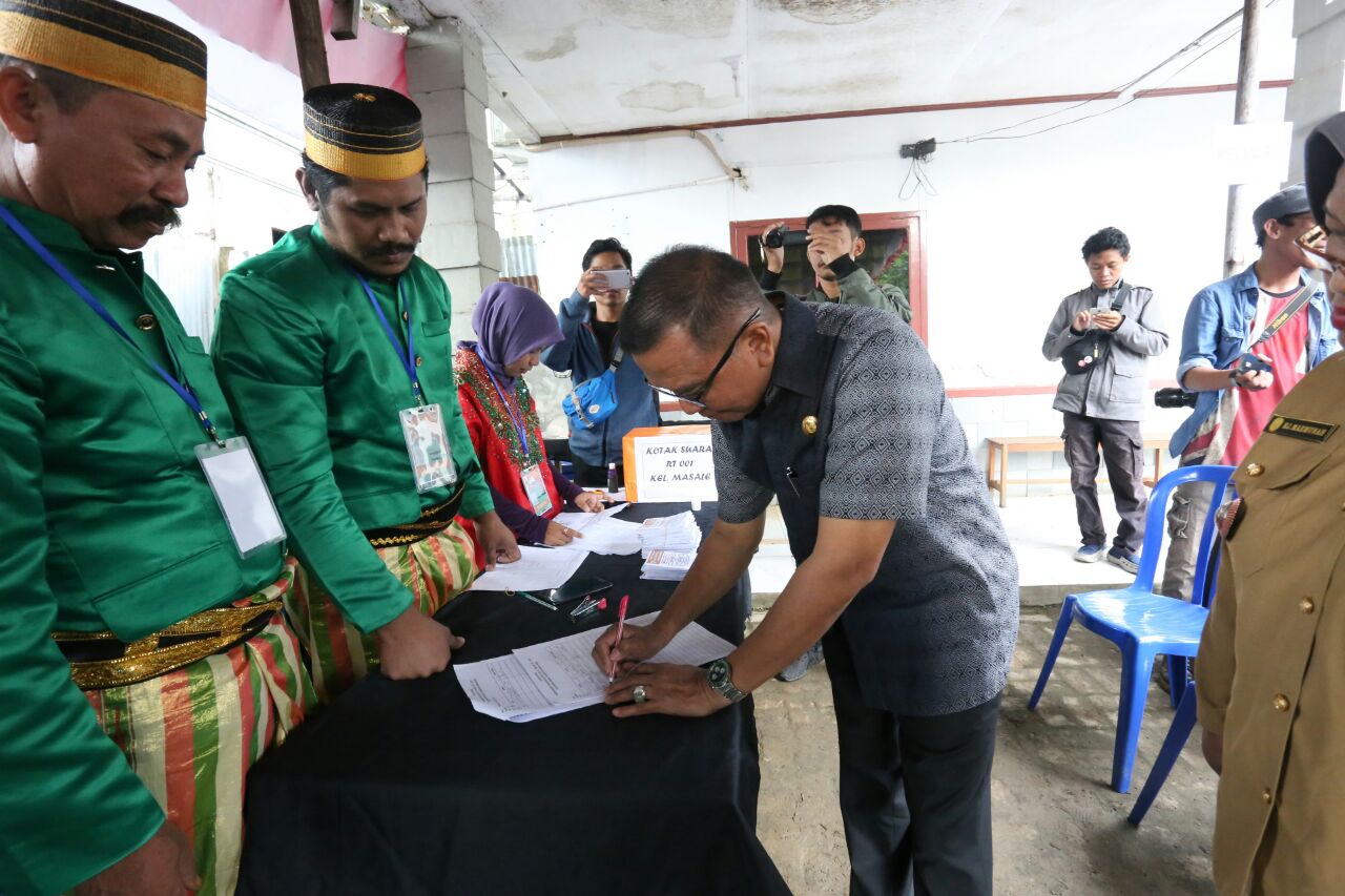 Agus Salurkan Hak Pilih pada Pemilihan Ketua RT dan RW serentak di Kota Makassar