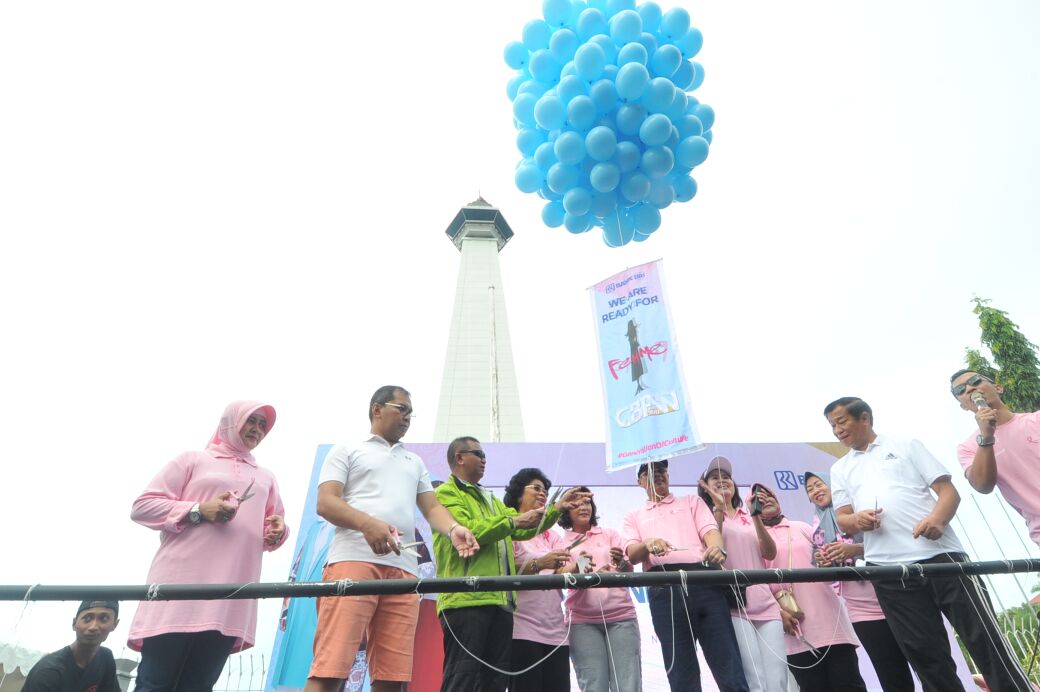 Pelepasan Gerak Jalan Sehat Yayasan Kanker Payudara Indonesia (YKPI)