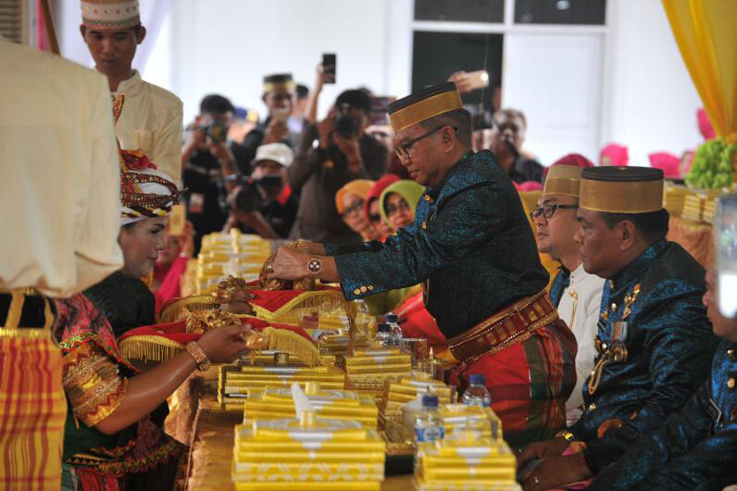 Wagub Hadiri Acara Mattompang Arajang di Bone