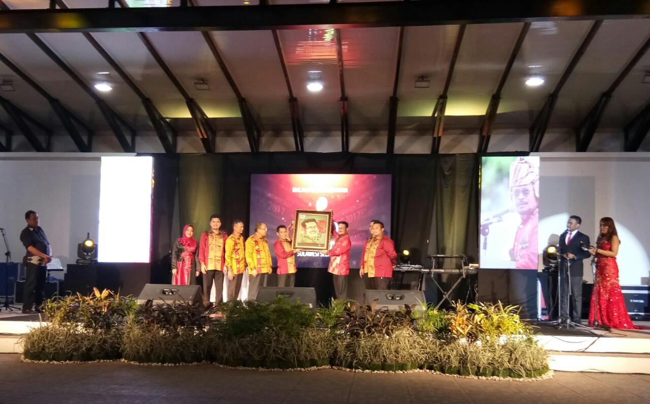 Syahrul Raih Kado Karikatur di Malam Penganugrahan KPID Award Sulsel 2017