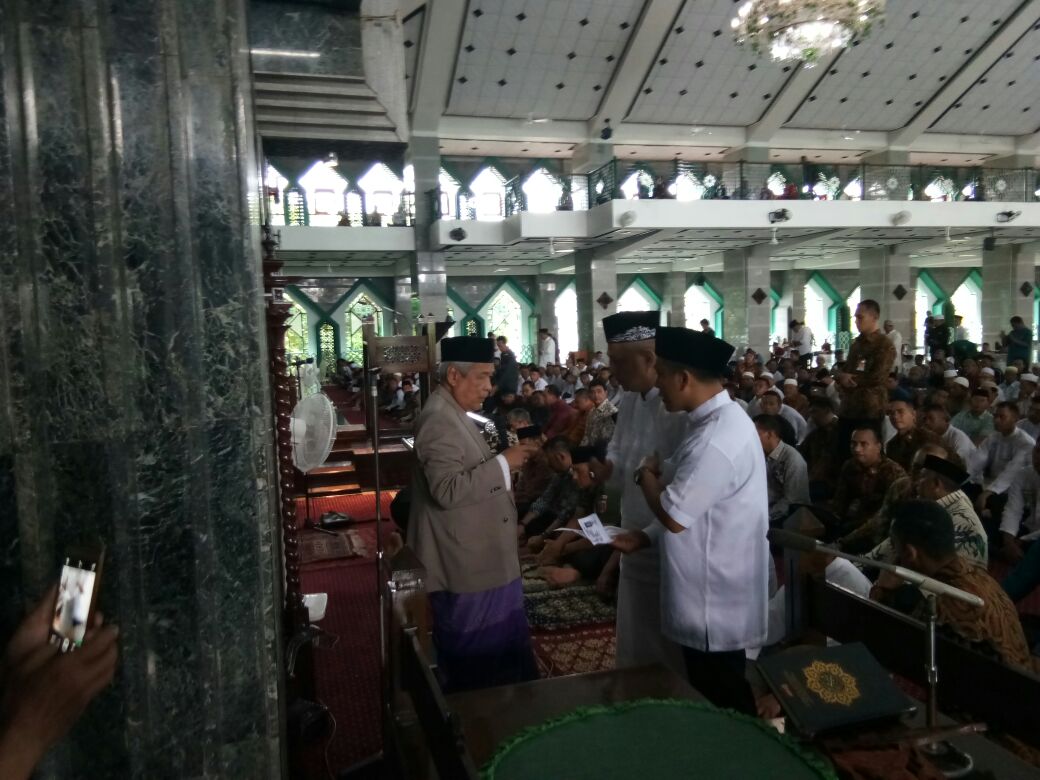 Wapres JK Shalat Jumat di Masjid Al-Markaz Al Islami
