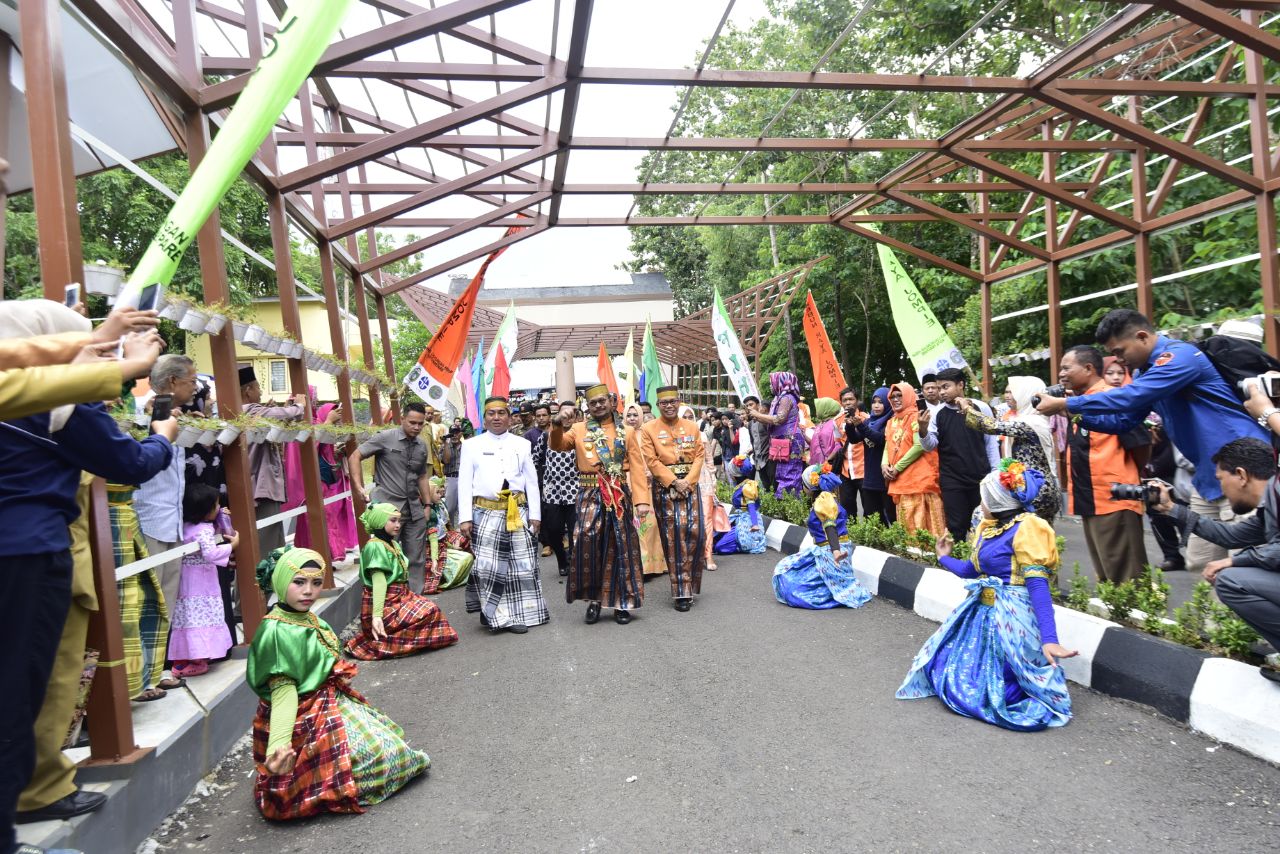 Gubernur Sulsel Disambut dengan Tarian Mallipa di HUT Parepare
