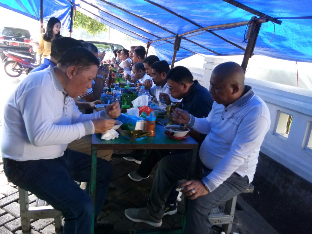 Penjabat Gubernur, Soni Sumarsono Makan Bakso di Pinggir Jalan