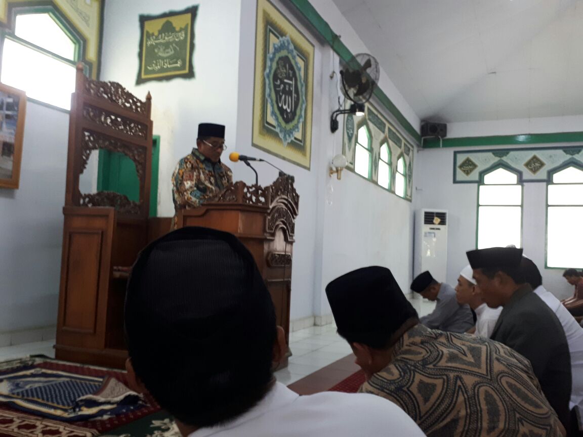 Soni Sumarsono Shalat Jumat di Mesjid Nurul Amir Kantor Gubernur Sulsel