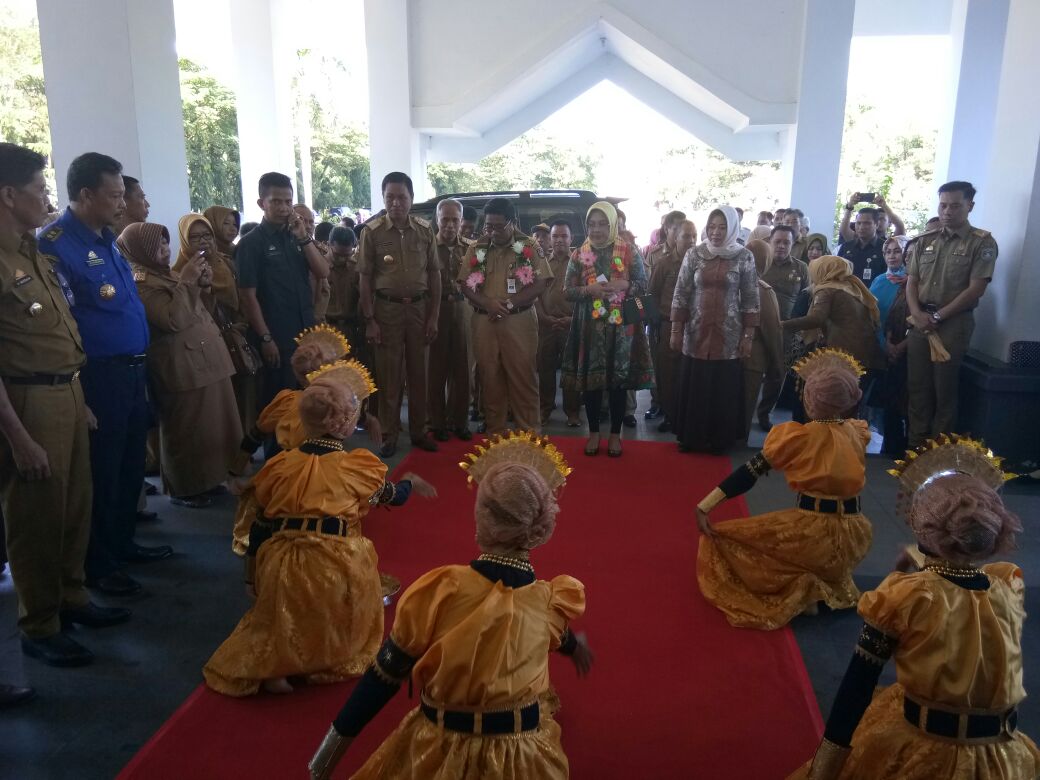 Kunjungan Kerja Sumarsono di Pangkep Disambut Tari Paduppa