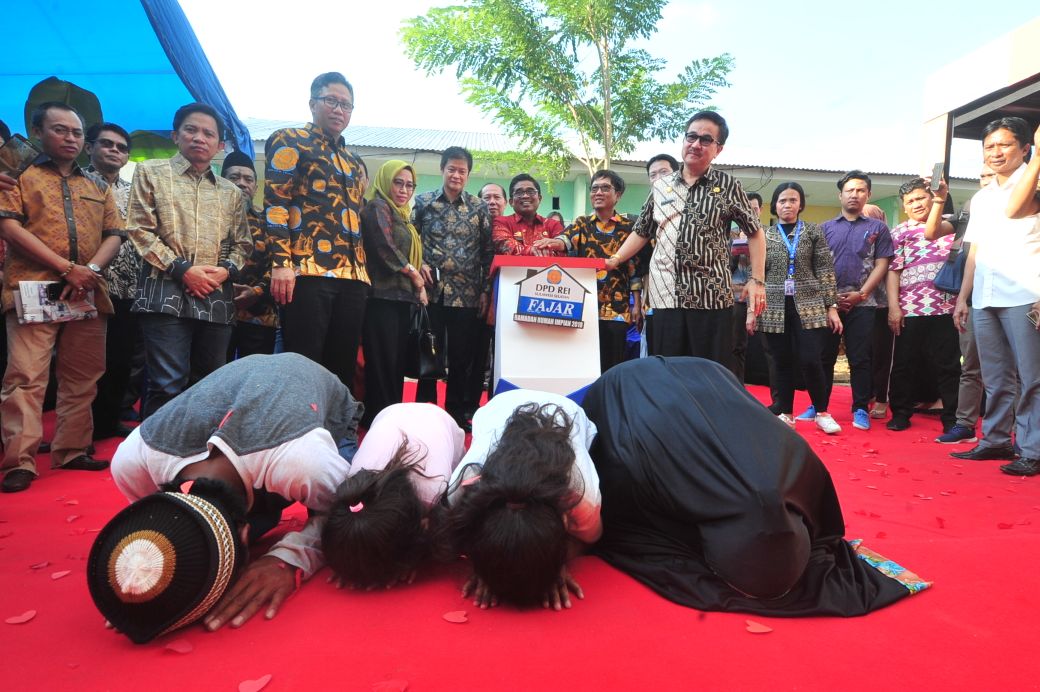 Pj Gubernur Sulsel Serahkan Rumah Impian untuk Keluarga Pra Sejahtera Program RRI 2018