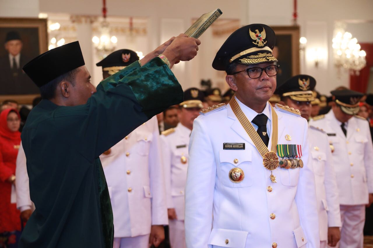 Jokowi lantik gubernur termuda andi sudirman sulaiman hari ini