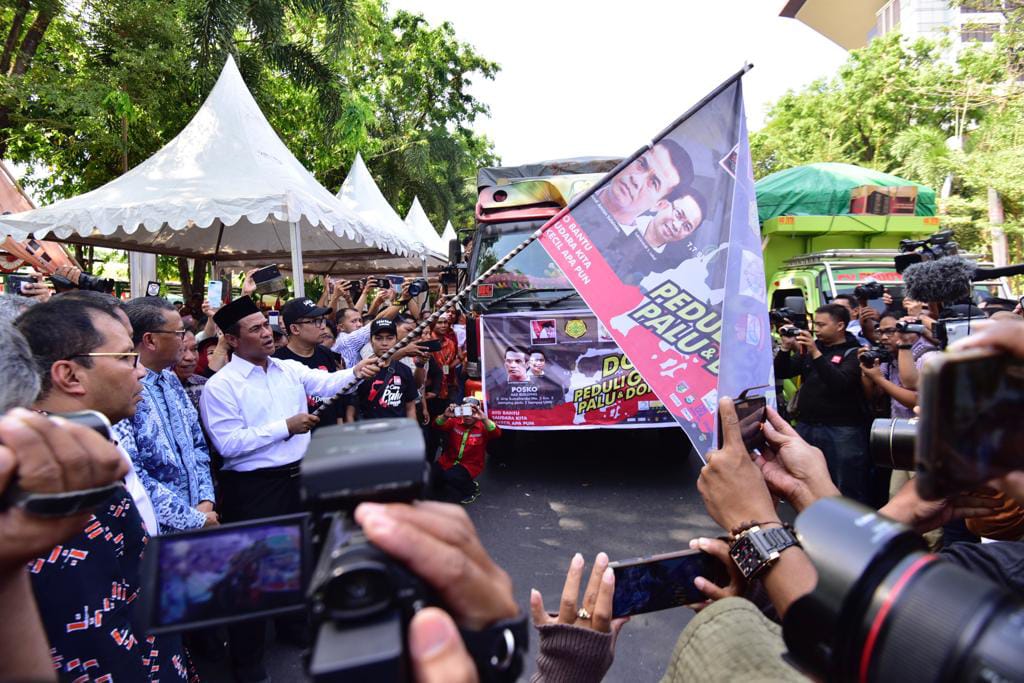 Gubernur Sulsel - Mentan RI Lepas 500 Truk Bantuan Logistik ke Palu