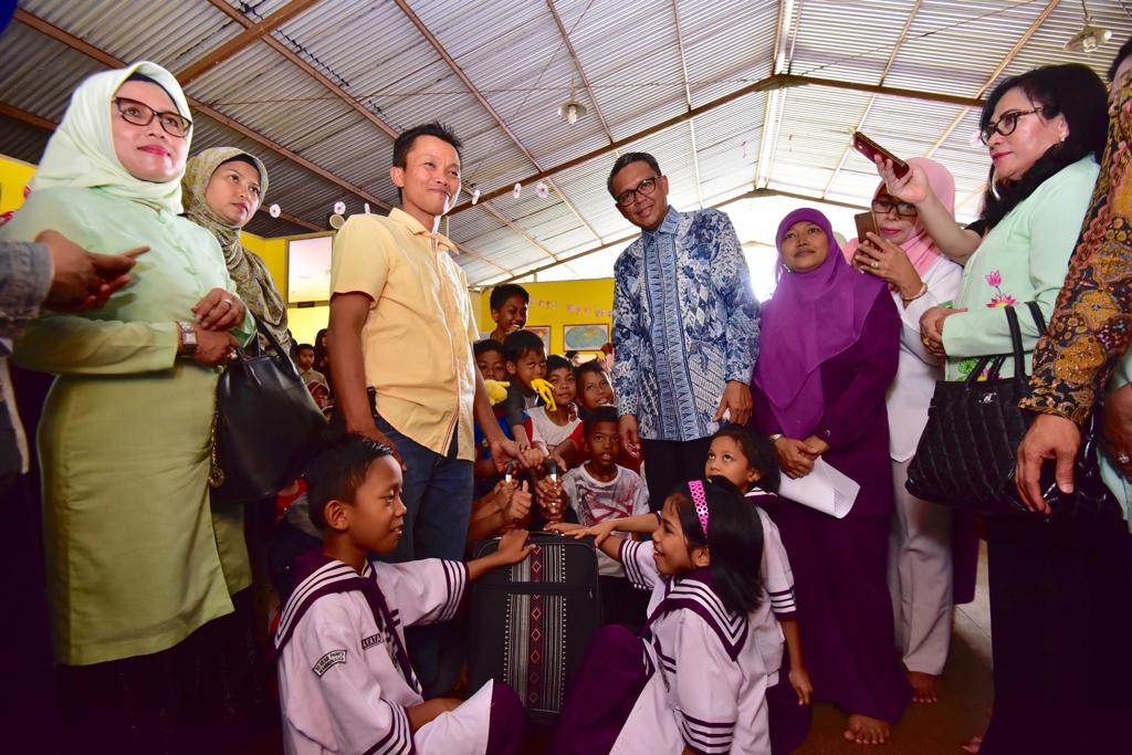 Gubernur NA Kunjungi Anak-anak Korban Gempa, Beri Bantuan Rp1 Miliar