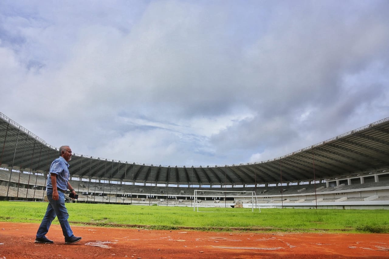 Stadion Barombong telah selesai 4 item,dan tiang penyangga atap mulai dilepas