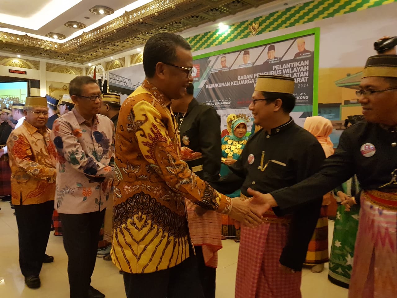 Gebernur Sulsel Hadiri Pelantikan Pengurus KKSS Kalbar 