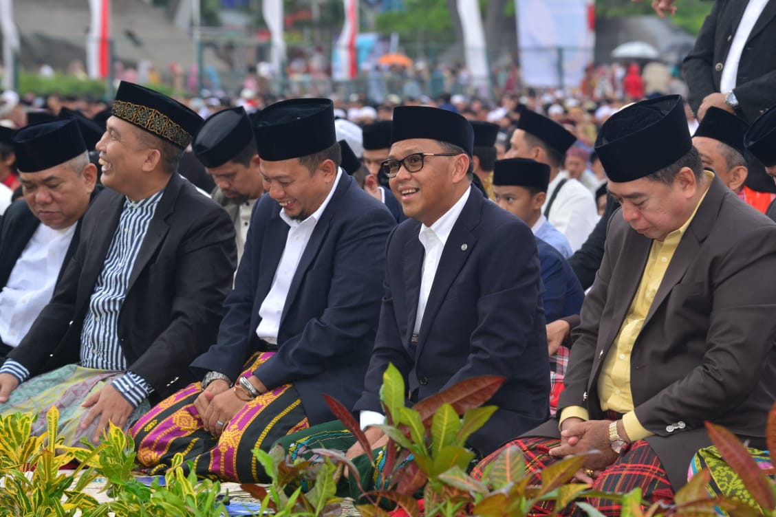 Gubernur Shalat Idul Fitri di Karebosi