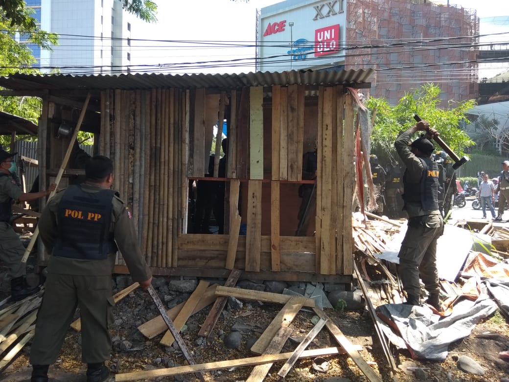 Satpol PP Kembali Eksekusi Eks Kantor Dishub Makassar