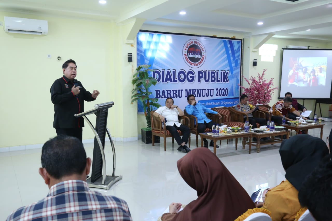 Sekprov Narasumber Dialog Publik di Kabupaten Barru