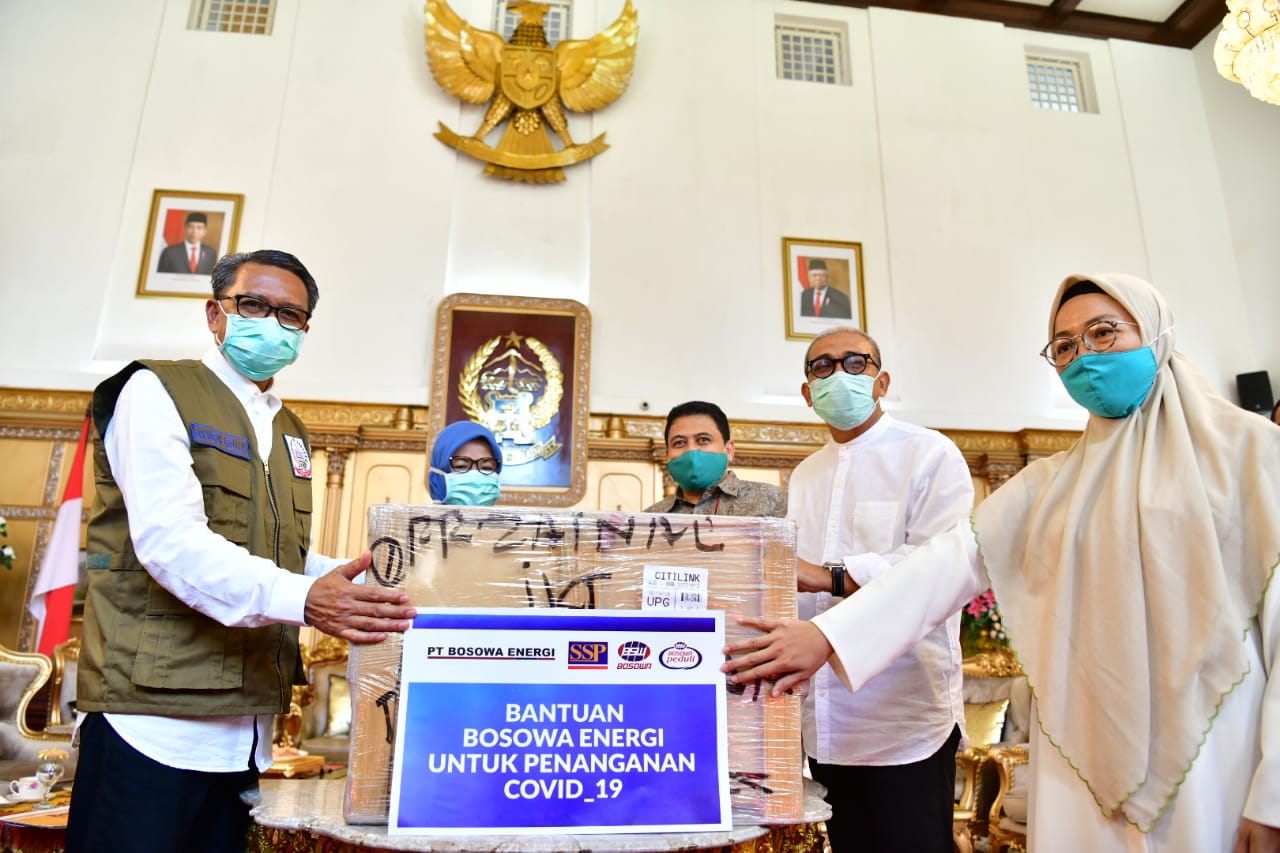 Tekan COVID 19, Bosowa Serahkan Bantuan ke Pemprov 