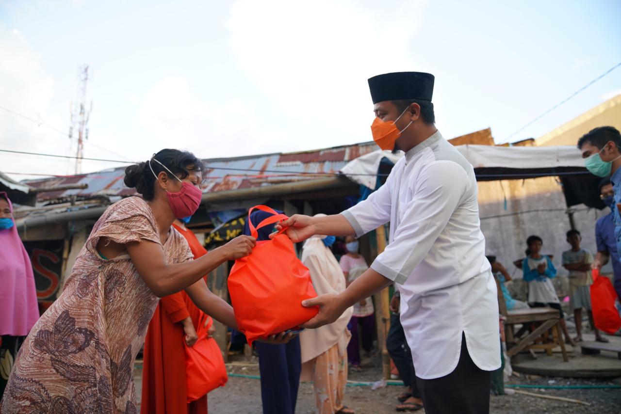 Wagub Bagikan Masker dan Sembako Bagi Warga di Belakang Unhas