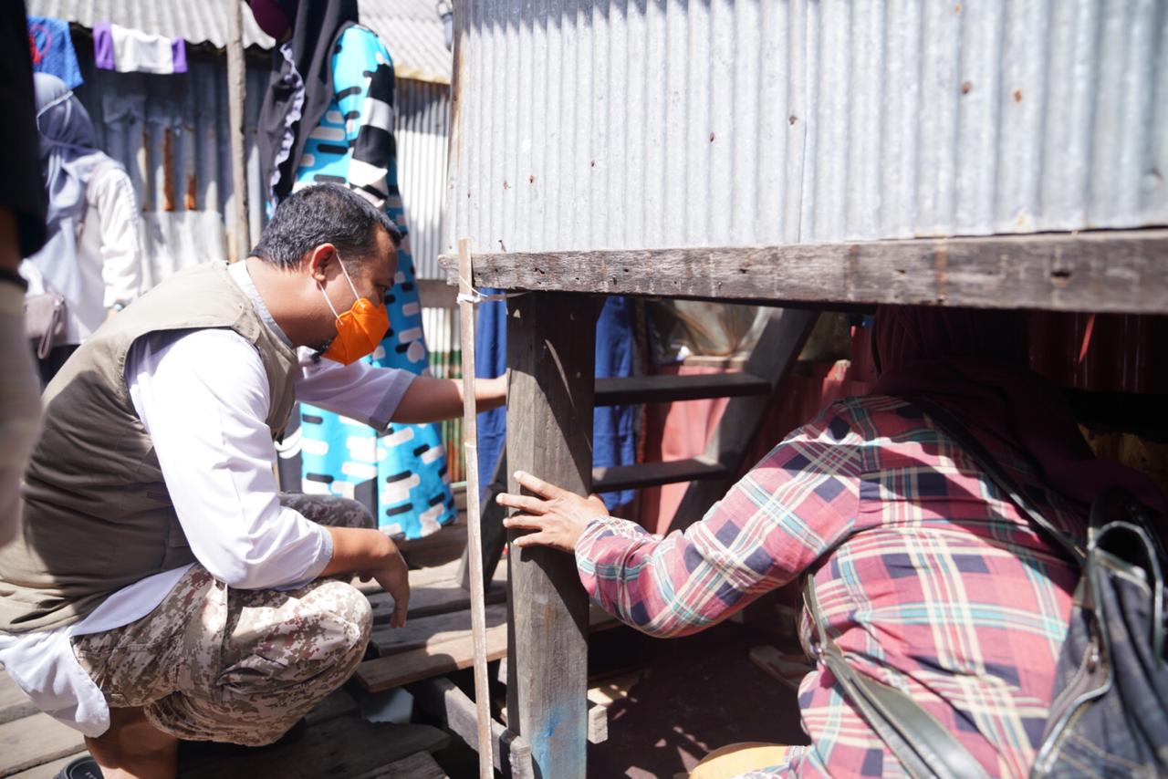 Menyusuri Lorong Sempit , Wagub Dengarkan Keluhan Warga dan Serahkan Bantuan 