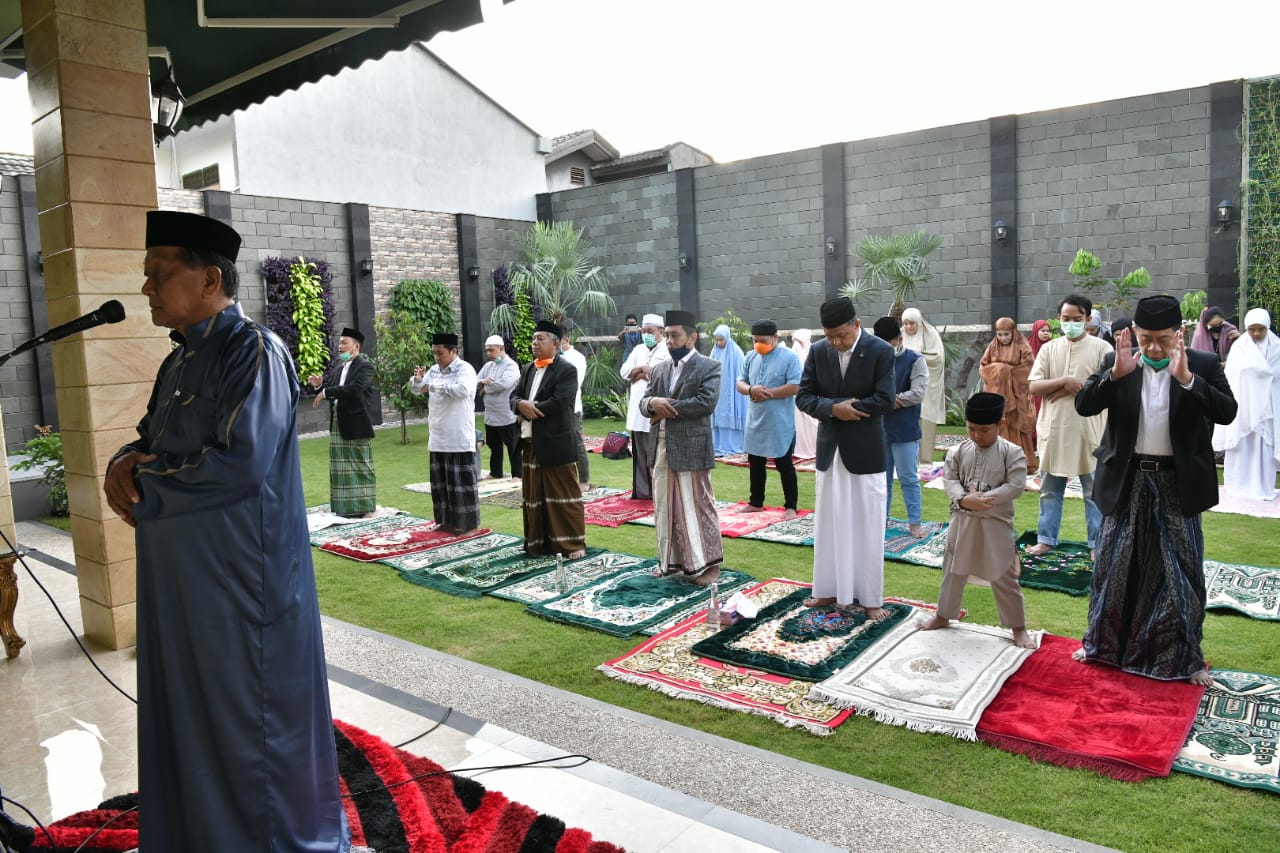 Gubernur Sulsel Bersama Keluarga Besar Shalat Idul Fitri di Kediaman Pribadi