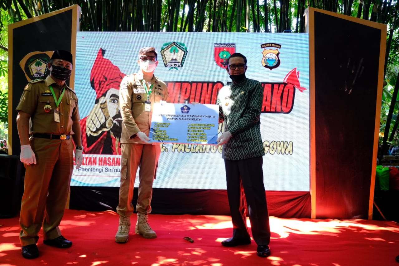 Gubernur Resmikan Kampung Ewako dan Menyerahkan Bantuan Rapid Test dan APD