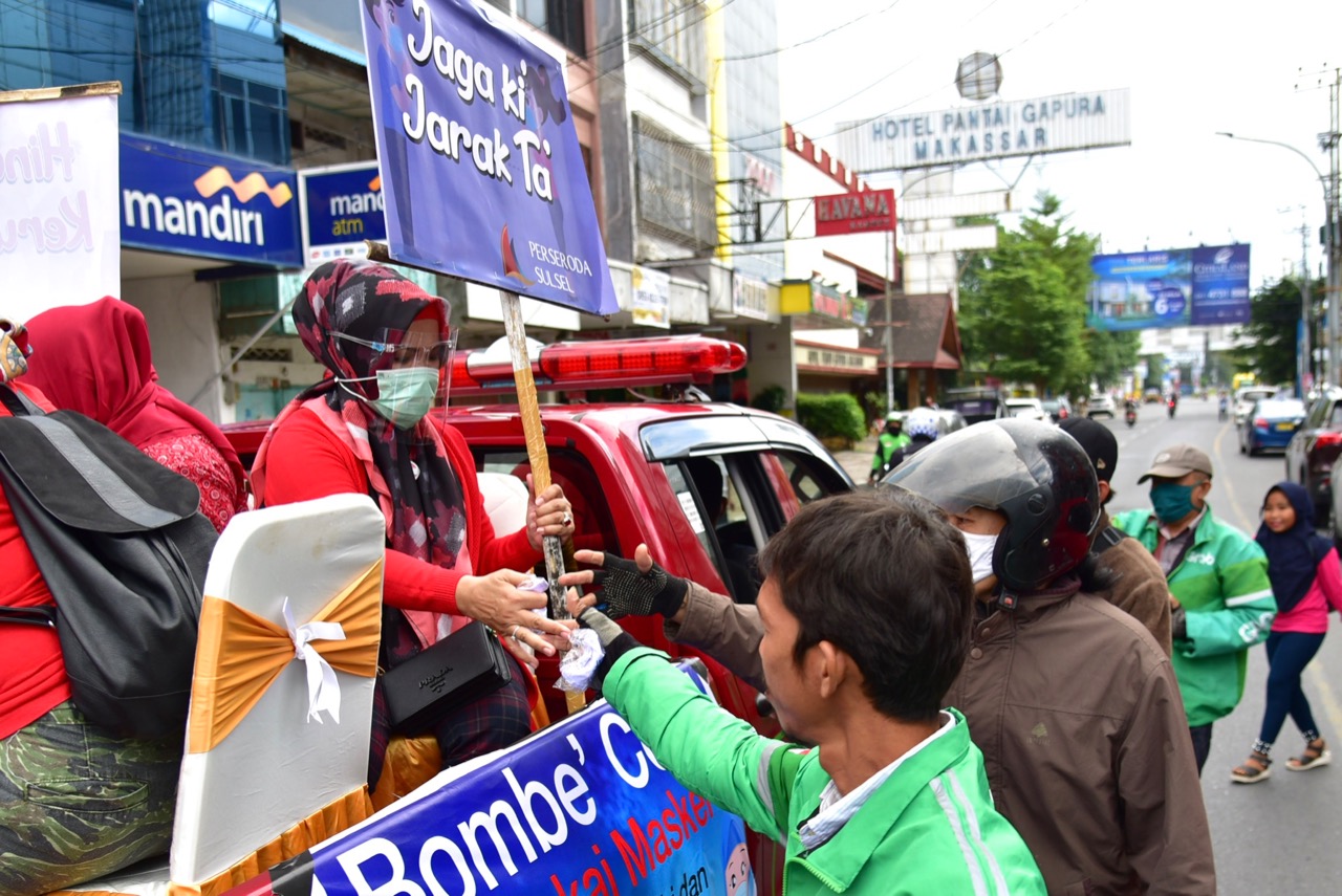 Lies : Keliling Kota Makassar Sosialisasikan Penggunaan Masker