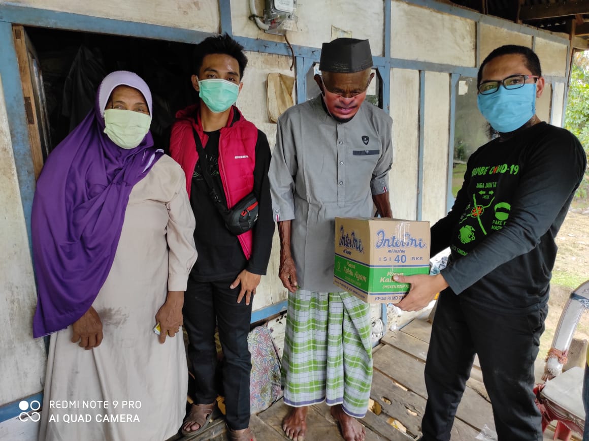 Wagub Berikan Bantuan kekakek Sakka,Yang Viral Karena Menggunakan Seragam SMA Saat Idul Adha