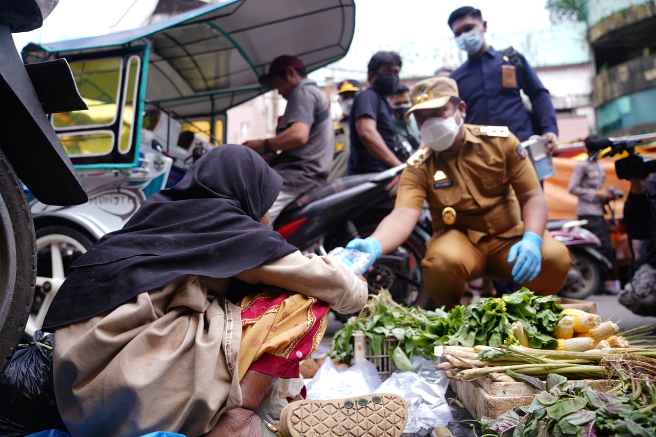Bersama Jajaran Forkopimda,Wagub Sulsel Sosialisasikan Prokes dan Membagikan Masker