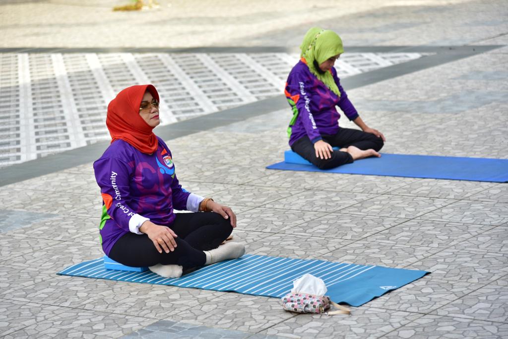 Lies F Nurdin: Yoga  Menenangkan Tubuh dan Pikiran Dimasa Pandemi