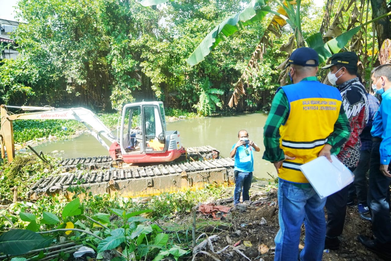 Plt Gubernur Sulsel Tinjau Pengerukan Sungai Balangturungang Daya