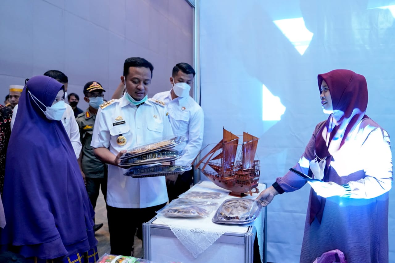Beragam Produk Karya Pelajar SMK se Sulsel, Gubernur Keliling Pantau Stand Pameran Media Pembelajaran SMK