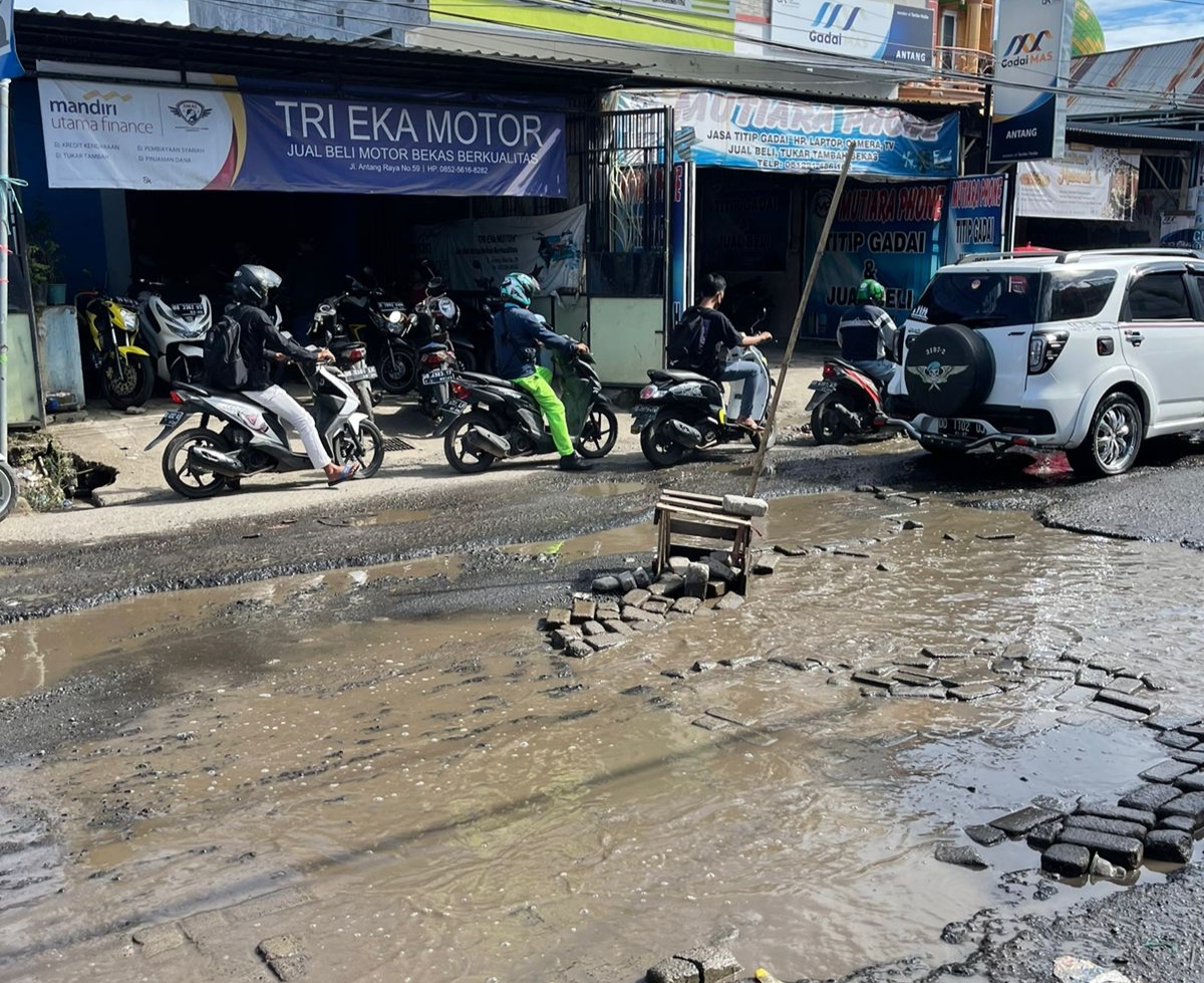 Dikerjakan Tahun ini, Besok PUTR Sulsel lakukan Pengukuran Jalan Antang yang Rusak