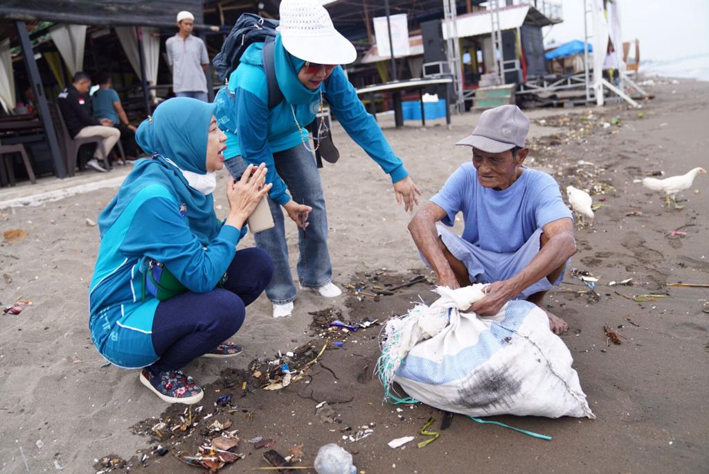 PKK Sulsel Apresiasi Kakek Pemulung Sampah Plastik di Pantai Beba Takalar