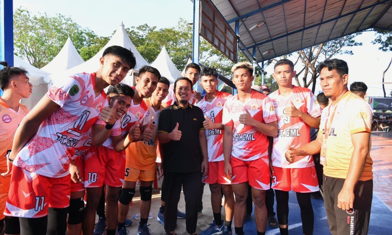 Saksikan Pertandingan Voli PORPROV di Bulukumba, Gubernur Andi Sudirman Semangati Atlet