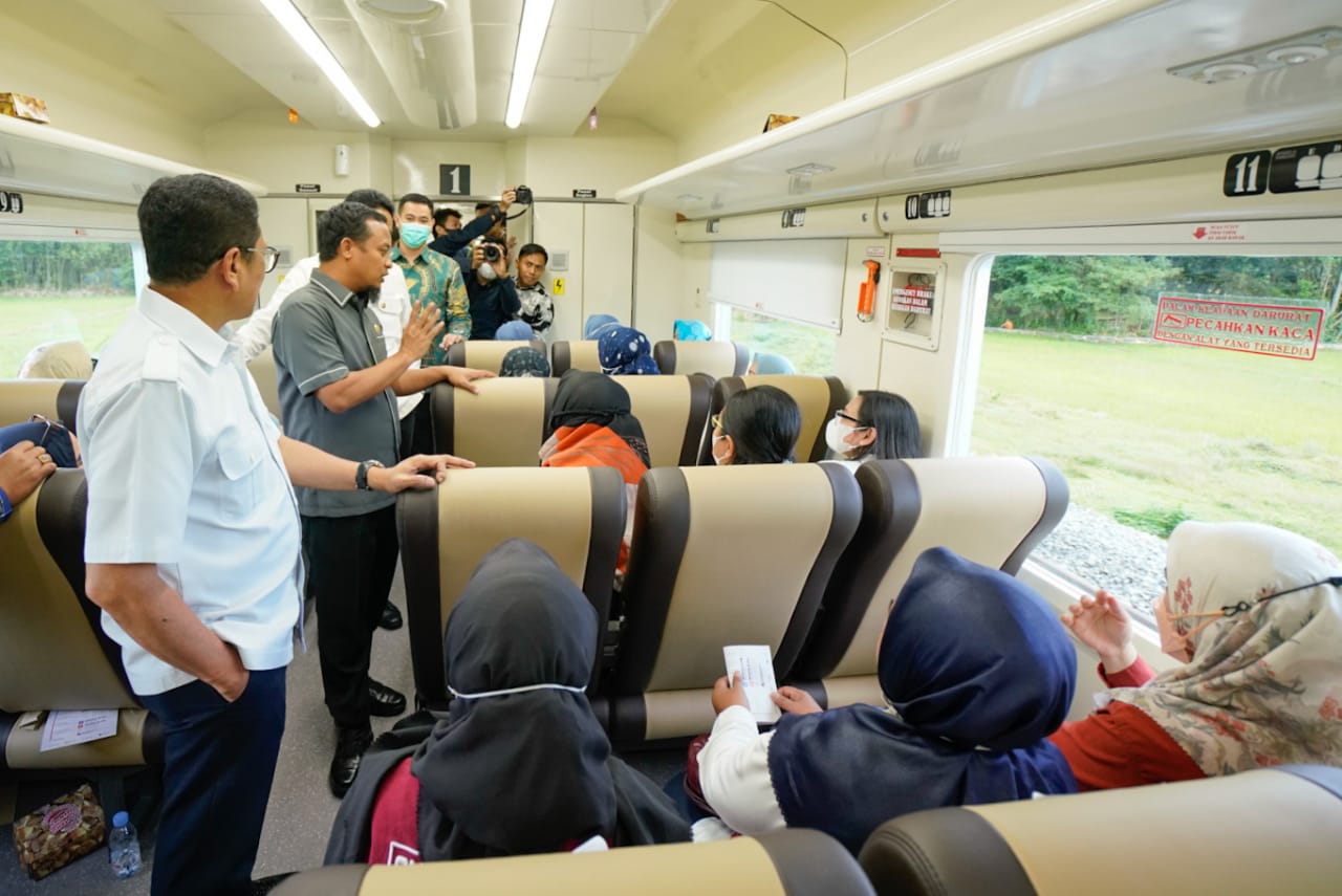 Gubernur Andi Sudirman Ikuti Pengoperasian Terbatas KA Andalan Celebes, Warga: Akhirnya Sulsel Punya Kereta Api
