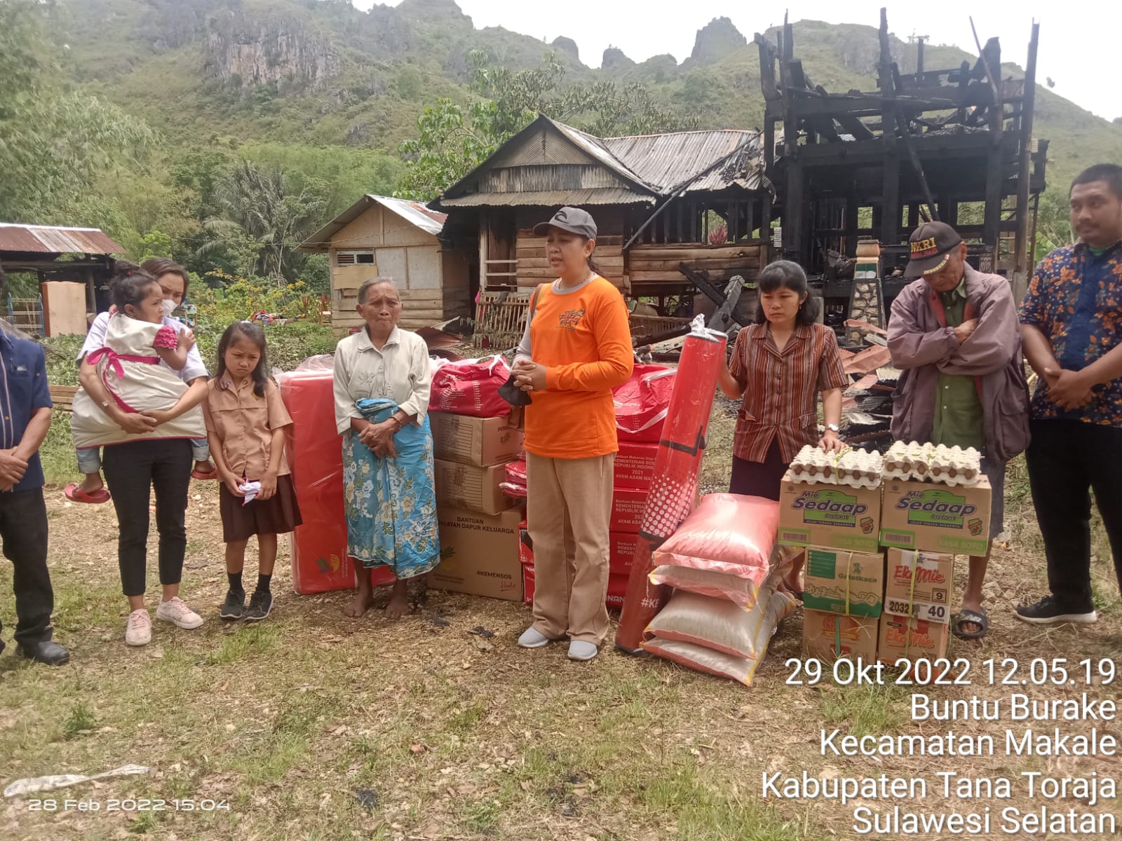 Gubernur Sulsel Bantu Logistik Korban Terdampak Kebakaran Rumah Tongkonan di Toraja