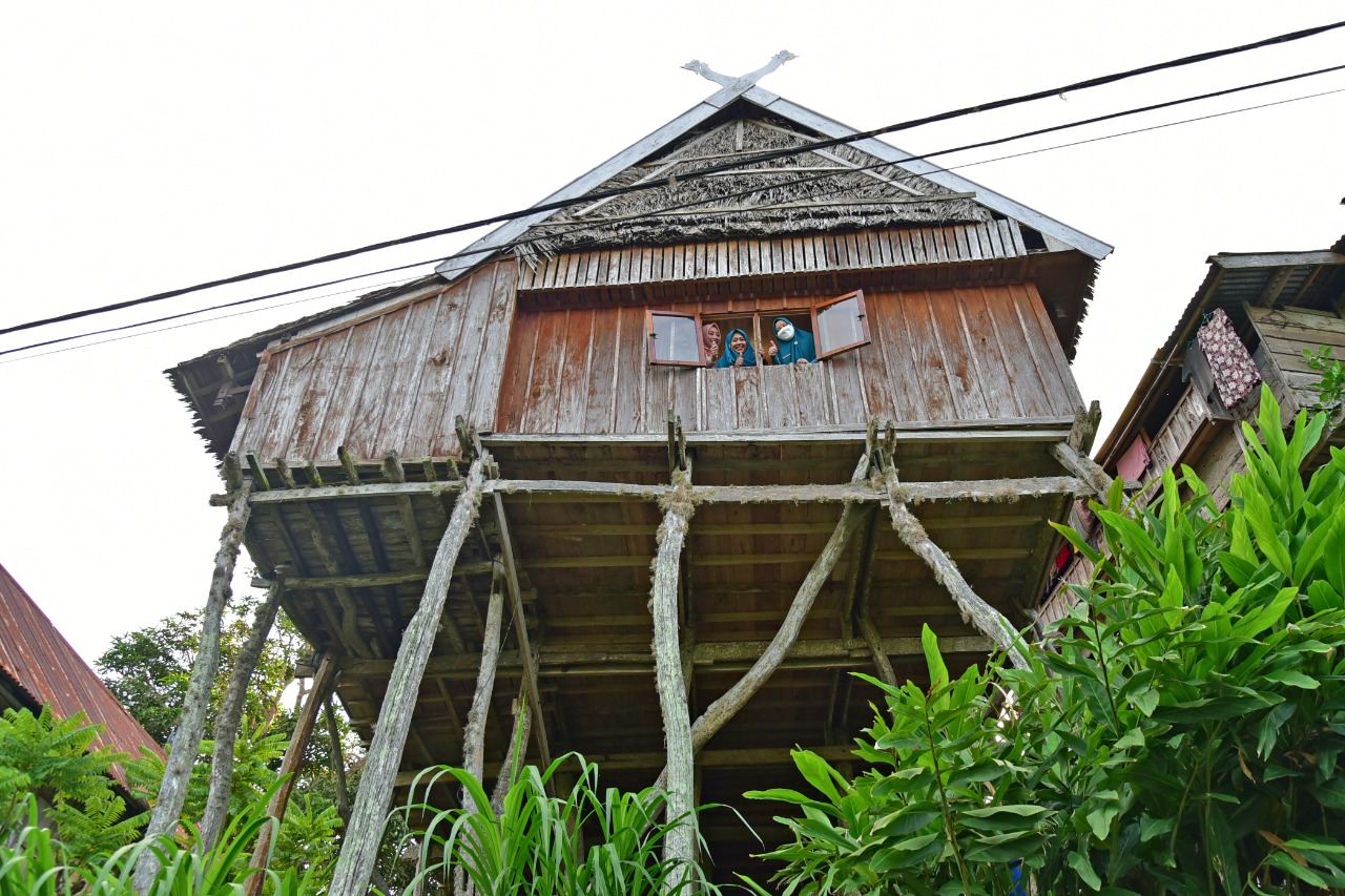 Kunjungi Kampung Tua Bitombang, Naoemi Octarina Kagumi Arsitektur Rumah Penduduk
