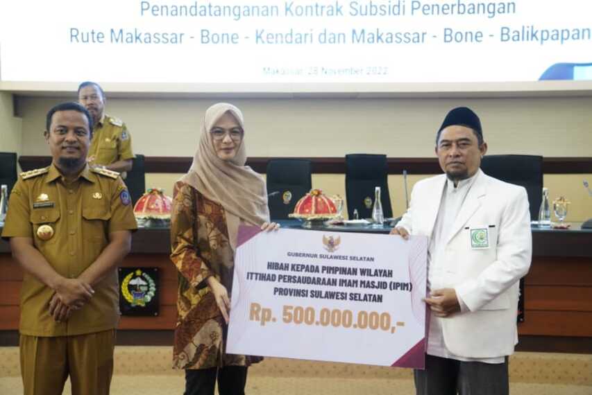 Berdayakan Imam Masjid dan Keluarga, Gubernur Sulsel Serahkan Dana Hibah Rp500 Juta