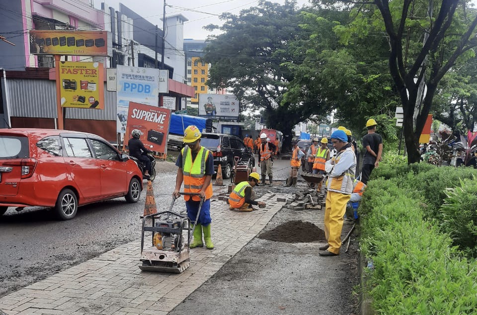 Bahayakan Pengendara, Dinas PUTR Sulsel Lakukan Penanganan Darurat Jalan Hertasning