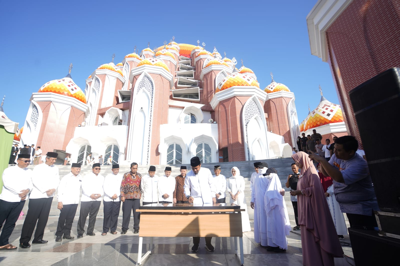 Sempat Mangkrak Tiga Tahun, Gubernur Andi Sudirman Resmikan Masjid Kubah 99 Asmaul Husna