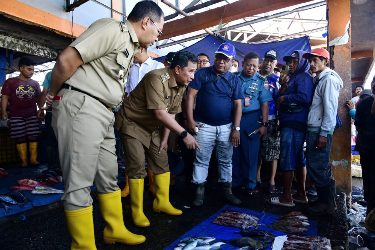 Cek Harga Ikan, Pj Gubernur Bahtiar Tinjau TPID Poetere Makassar 