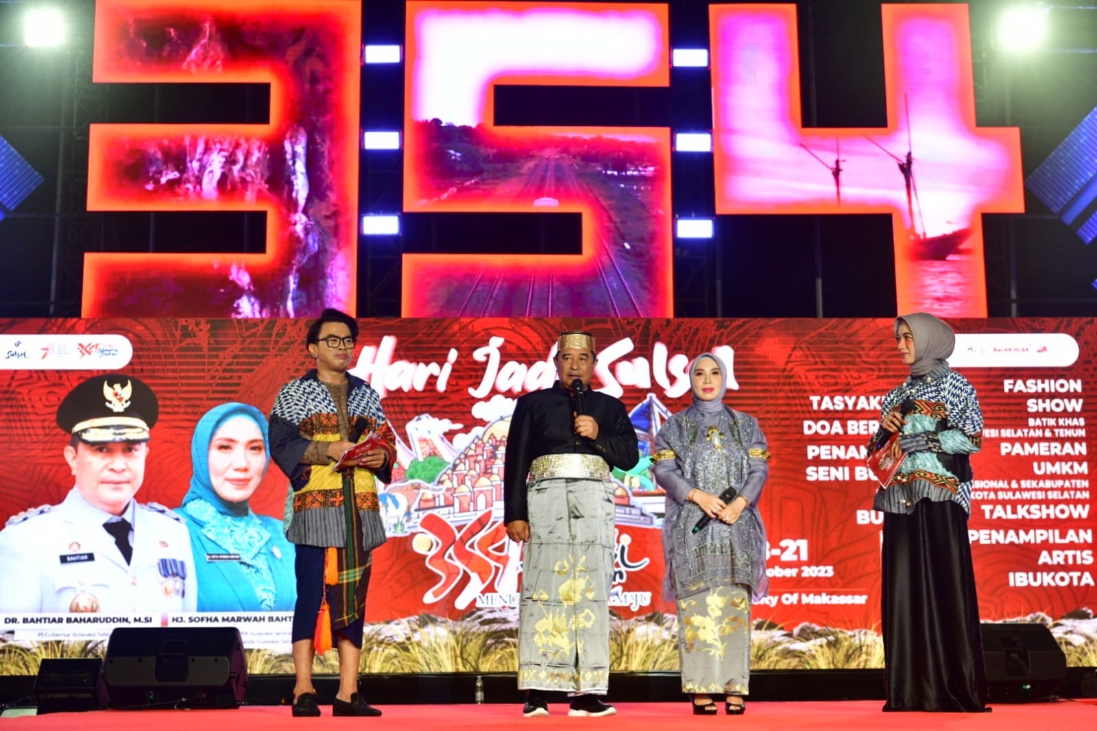 Pj Gubernur Didampingi Pj Ketua TP PKK Sulsel Buka Gelaran Fashion Show Perayaan HUT Sulsel Ke 354