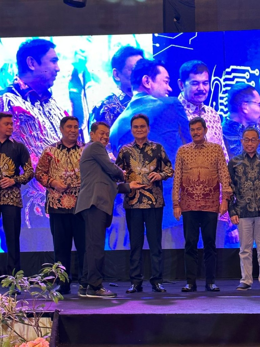 Peduli Media, Bupati Barru Raih SMSI Award