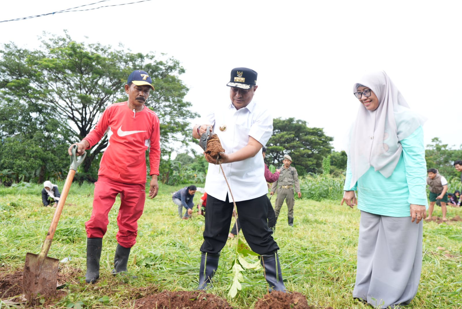 Olahraga di GOR Sudiang, Barisan Muda Putra Pongka Tanam Sukun Bersama Pj Gubernur Sulsel 