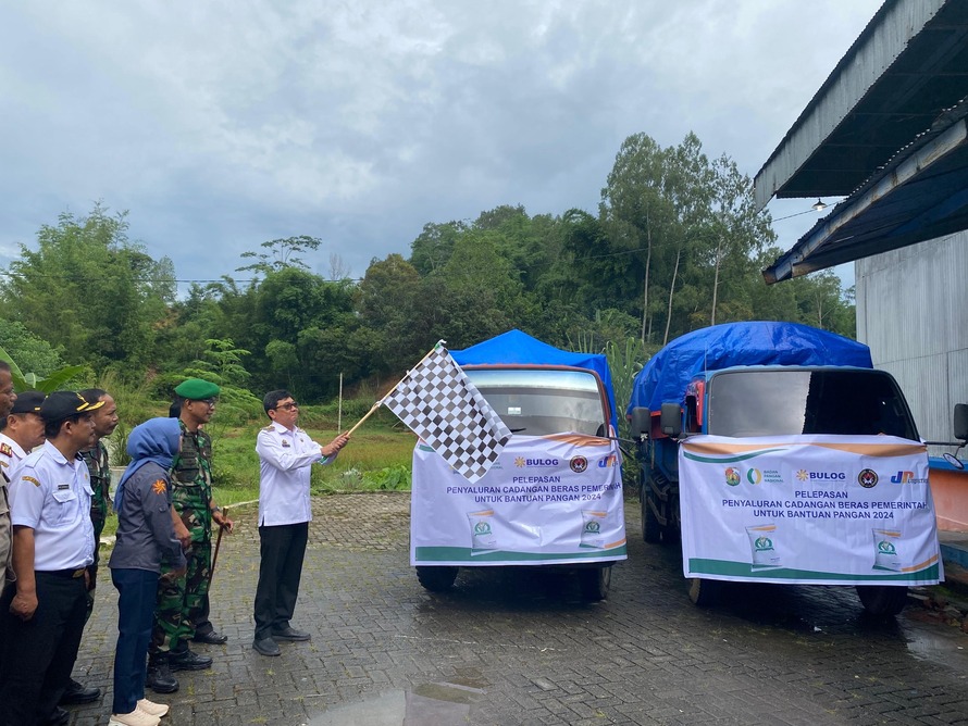 Pemkab Toraja Utara Bersama Bulog Cabang Toraja Salurkan Bantuan Pangan