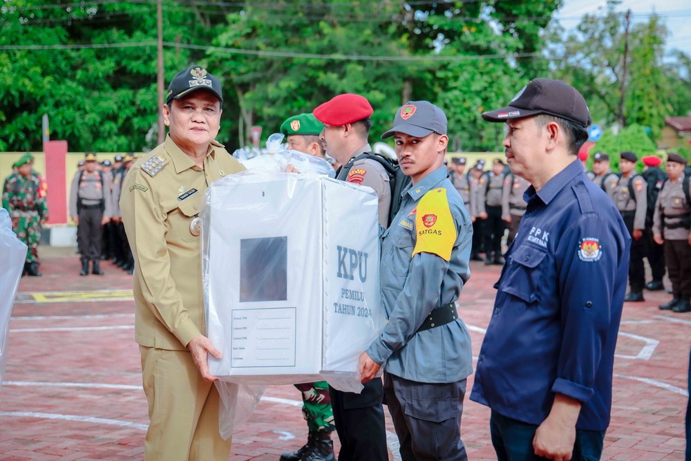 Bupati Barru Pimpin Apel Pergeseran Pasukan Operasi Mantap Brata dan Distribusi Logistik Pemilu 2024