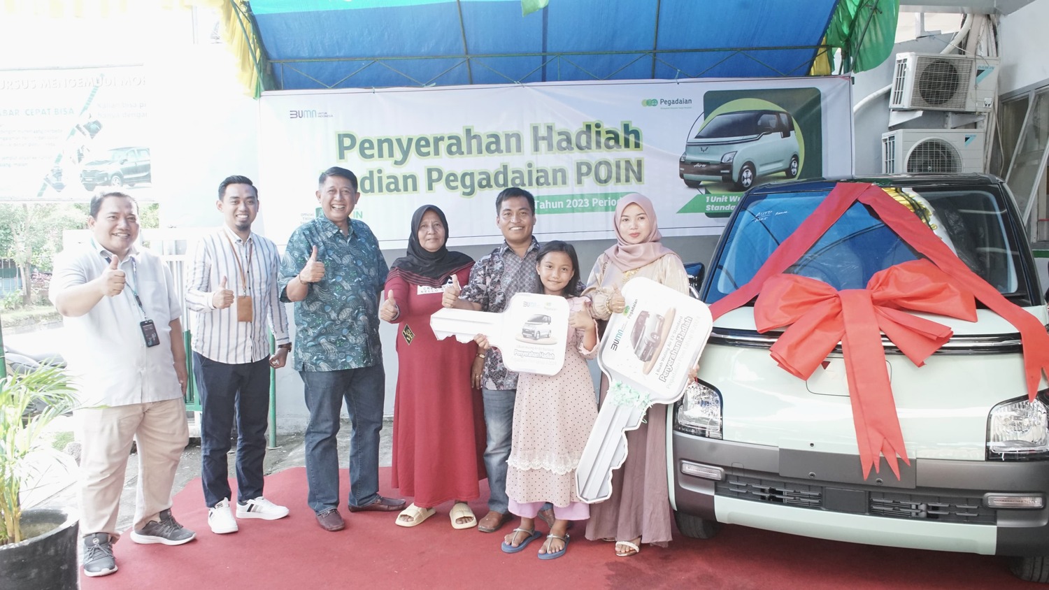 Menang Pegadaian POIN, Nasabah Pegadaian Kanwil Makassar Terima Hadiah 1 Unit Mobil