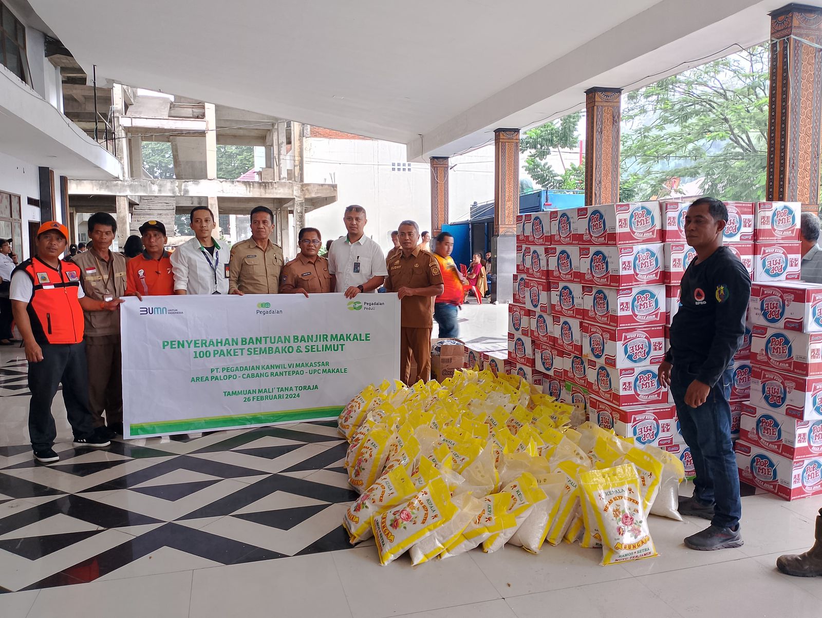 Peduli Korban Banjir Makale, Pegadaian Kanwil Makassar Salurkan Bantuan