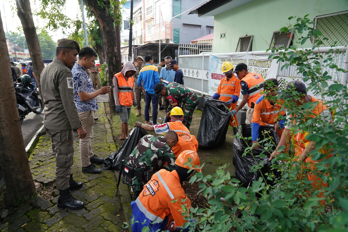 Mewakili Pangdam, Irutum Itdam XIV/Hsn Mengikuti Aksi Bersih Negeri Serentak Bersama KLHK RI