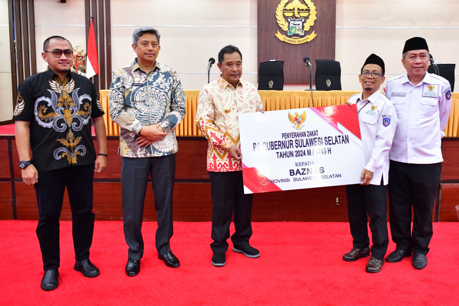 Pj Gubernur Sulsel Serahkan Zakat ASN Pemprov ke Baznas