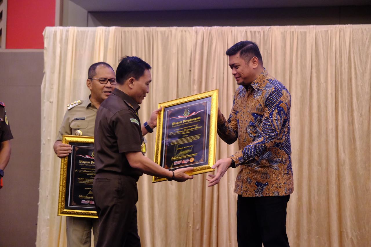 Bupati Gowa Raih Penghargaan Role Model Kepala Daerah dari Kajati Sulsel 