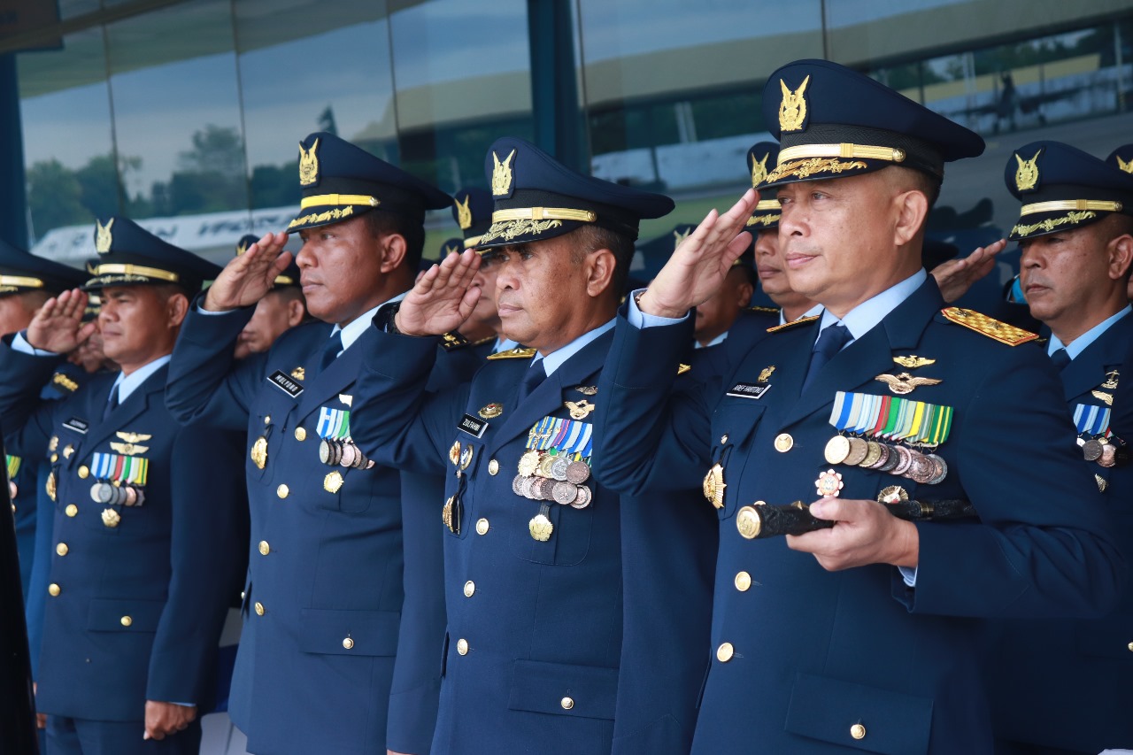 Personel TNI Angkatan Udara Gabungan Makassar Gelar Upacara Peringatan HUT Ke-78 TNI AU